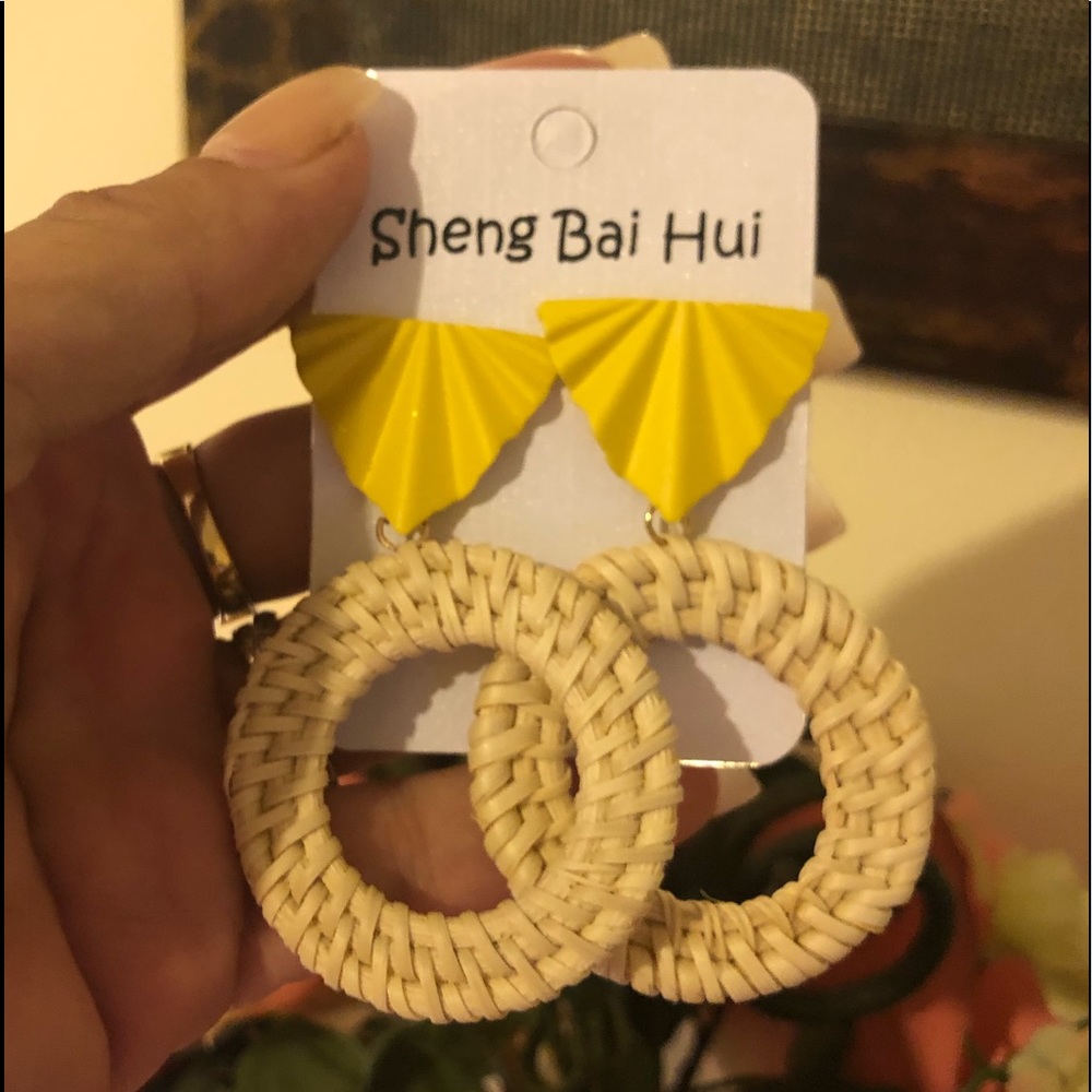 6/25$ or Listed!🎁
Pretty wicker & Yellow fashion Earrings - Picture 2 of 7